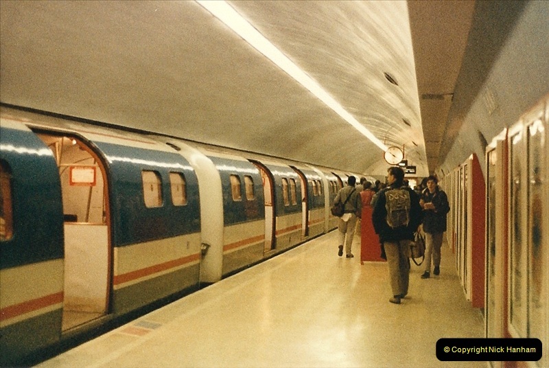 1986-11-22 Waterloo Station, London. (14)0383