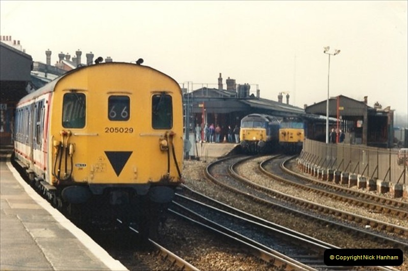 1992-02-29 Salisbury station, Salisbury, Wiltshire.  (32)329