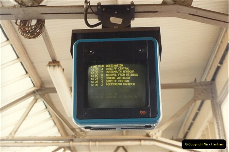 1992-02-29 Salisbury station, Salisbury, Wiltshire.  (41)338