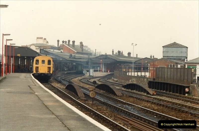 1992-02-29 Salisbury station, Salisbury, Wiltshire.  (64)361