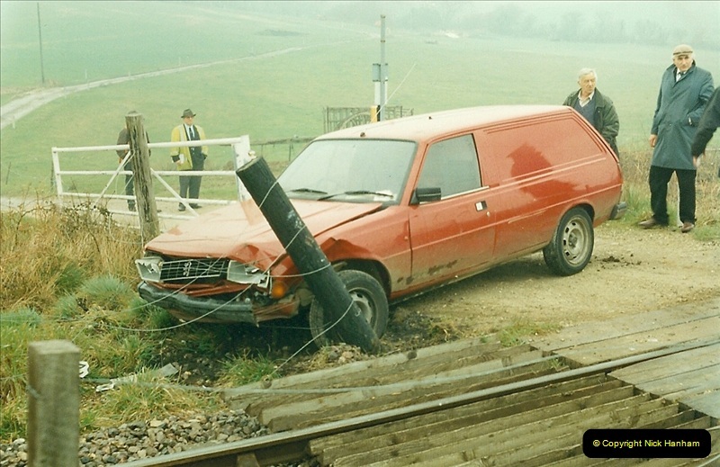 1996-04-14 This van decides to attack 47383 at Quarr Farm crossing!  (1)0291