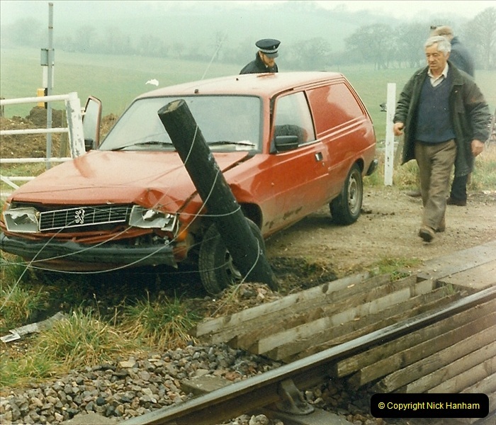 1996-04-14 This van decides to attack 47383 at Quarr Farm crossing!  (5)0295