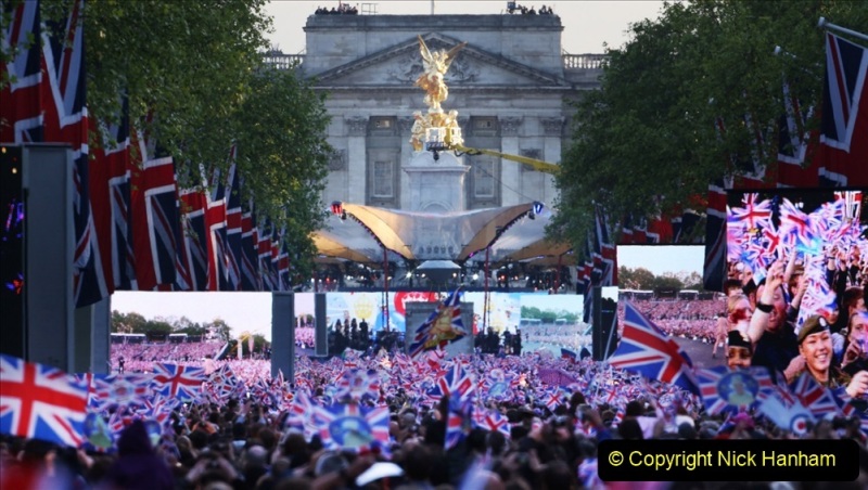 2022-06-04-Party-at-the-Palace.-Platinum-Jubilee-Celebrating-Queen-Elizabeths-70-years-on-the-throne.-45-056