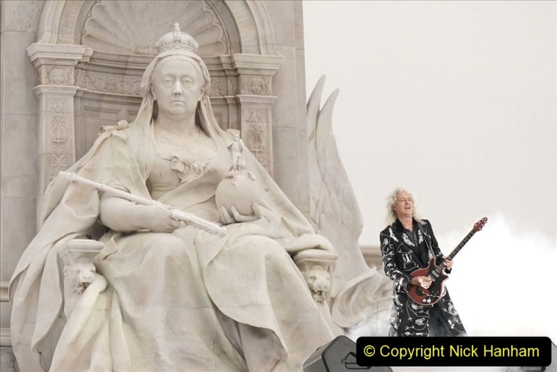 2022-06-04-Party-at-the-Palace.-Platinum-Jubilee-Celebrating-Queen-Elizabeths-70-years-on-the-throne.-5-014