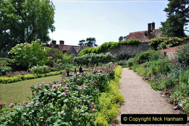 2022-06-17-Greys-Court-NT-Oxfordshire.-Flowers-Roses-and-Art.-67-067