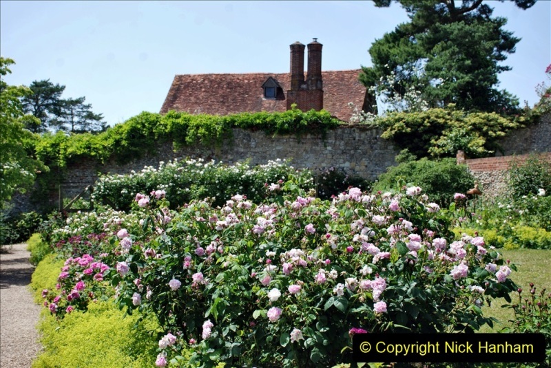 2022-06-17-Greys-Court-NT-Oxfordshire.-Flowers-Roses-and-Art.-74-074