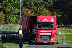 175.2021-11-04-to-05-Two-days-and-one-night-in-Bournemouth.-175-Christmas-decorations-being-erected