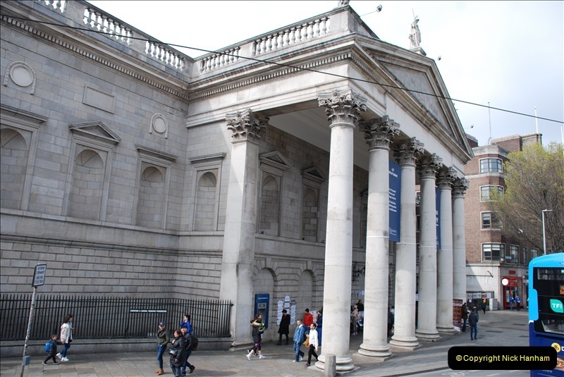 2019-03-31-Dublin-Eire.-97-The-Bank-of-Eire-with-no-windows-the-same-as-the-Bank-of-England.-097