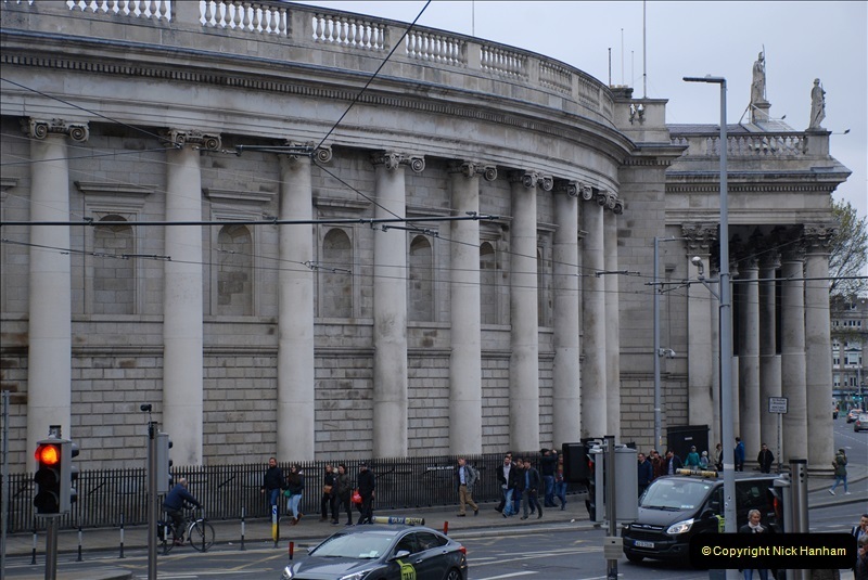 2019-03-31-Dublin-Eire.-98-The-Bank-of-Eire-with-no-windows-the-same-as-the-Bank-of-England.-098