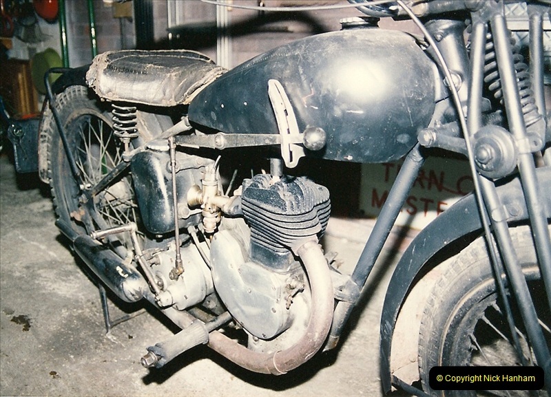 1993-11-25 A retirement restoration project. BSA 250cc 1937 machine. (5)005