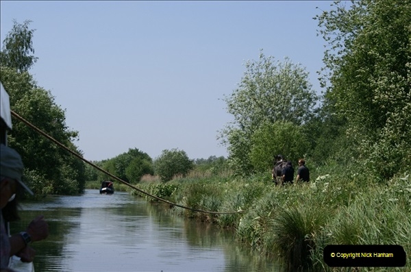 2006-06-09-The-Kennet-Avon-Canal-horse-barge-Kintbury-West-Berkshire.-10241