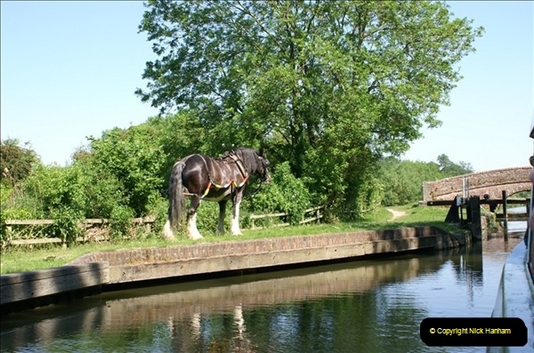 2006-06-09-The-Kennet-Avon-Canal-horse-barge-Kintbury-West-Berkshire.-13244