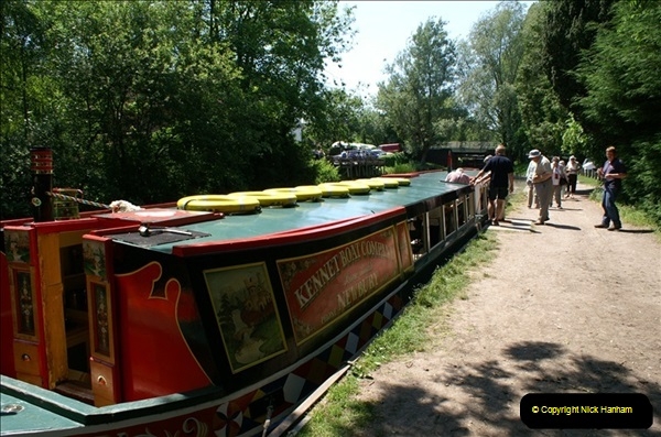 2006-06-09-The-Kennet-Avon-Canal-horse-barge-Kintbury-West-Berkshire.-4235