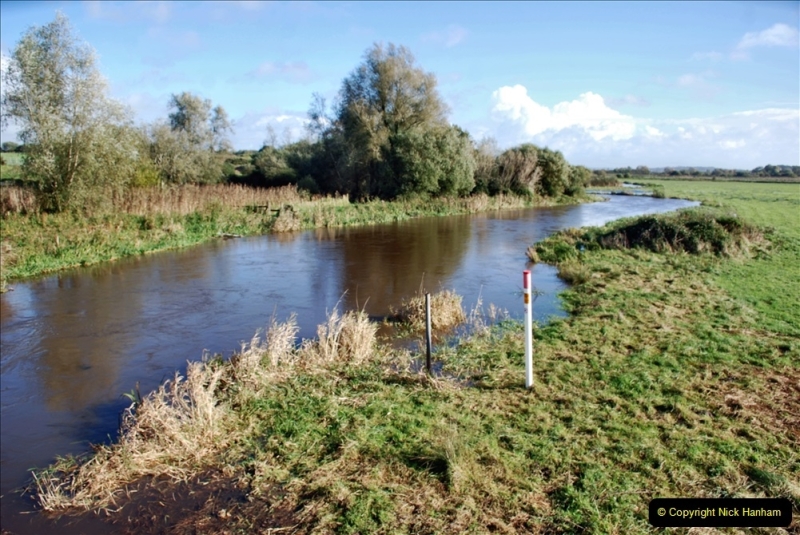 2021-10-20 Bridges 3 & 4 fencing and tidy up completed. (32) River Frome flood water. 032