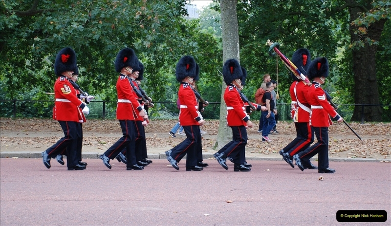 2021-09-20 Central London Break. (208) Changing the Guard at Buckingham Palace.  208