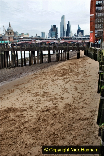2019-12-16 London. (33)  The River Thames beach. 033