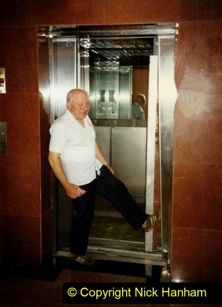 Pakistan and China 1996 June. (216) Shizhuishan. Trouble with the lift door.216