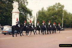 1986 Buckingham Palace and the guard. (2) 461271