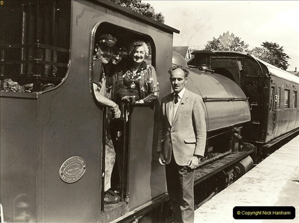 1985-08-11 the Mayoress of Swanage visits the railway. Your Host firing 21.  (1)0315