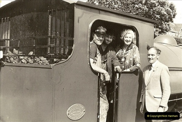 1985-08-11 the Mayoress of Swanage visits the railway. Your Host firing 21.  (15)0316