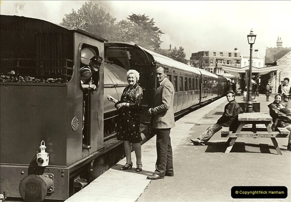1985-08-11 the Mayoress of Swanage visits the railway. Your Host firing 21.  (17)0318