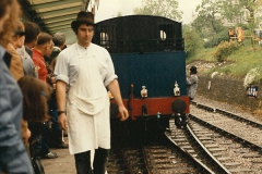 1985-05-27 1885 to 1985 celebrations on the SR. Your Host firing 21.  (8)0294