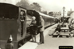 1985-08-11 the Mayoress of Swanage visits the railway. Your Host firing 21.  (17)0318