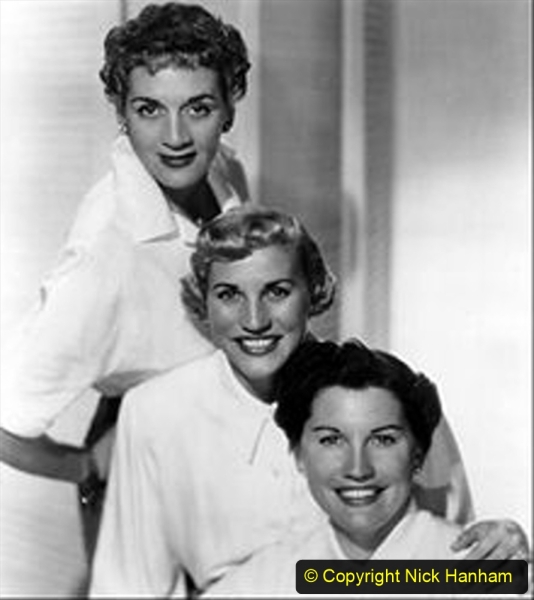 WW2 Stars The Andrews Sisters. (11) 128