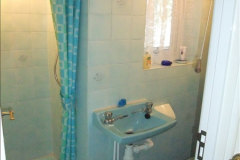 2015-07-19 to 21 Decorating the loo and shower room. (0)533
