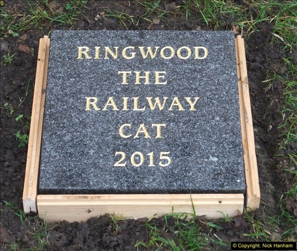 2015-11-02 Setting up the memorial to Ringwood on the SR. (6)89