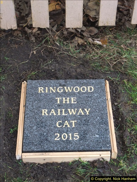 2015-11-02 Setting up the memorial to Ringwood on the SR. (7)90