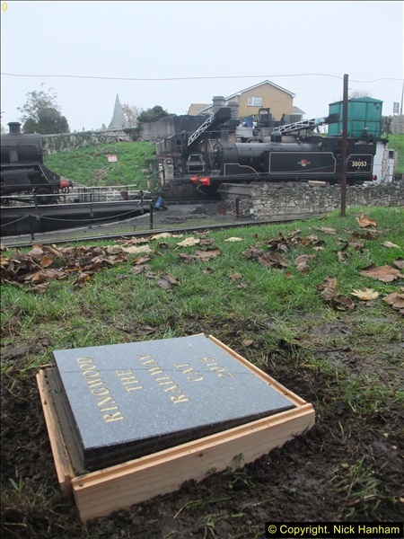 2015-11-02 Setting up the memorial to Ringwood on the SR. (9)92